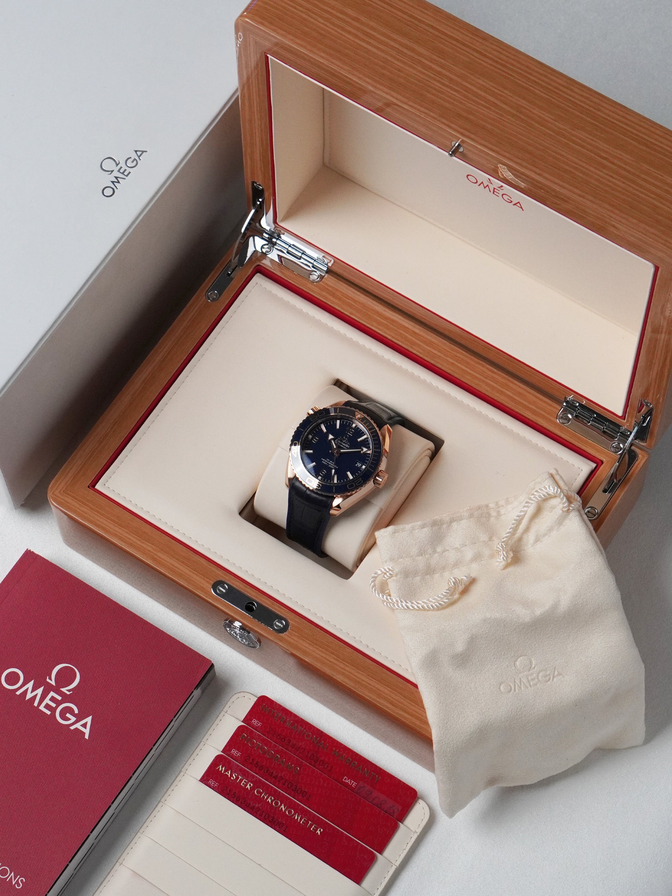 Omega Seamaster Planet Ocean 600M 215.63.44.21.03.001 - 18K Sedna Gold, Full Set (2018)