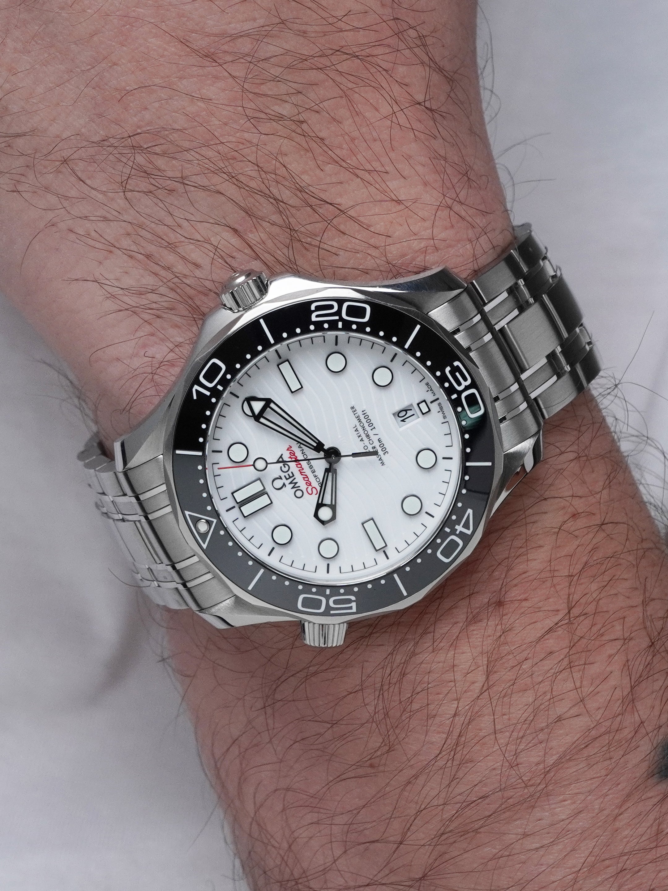 Omega Seamaster Diver 300M 210.30.42.20.04.001 - "The Great White", White Dial, Full Set (2022)