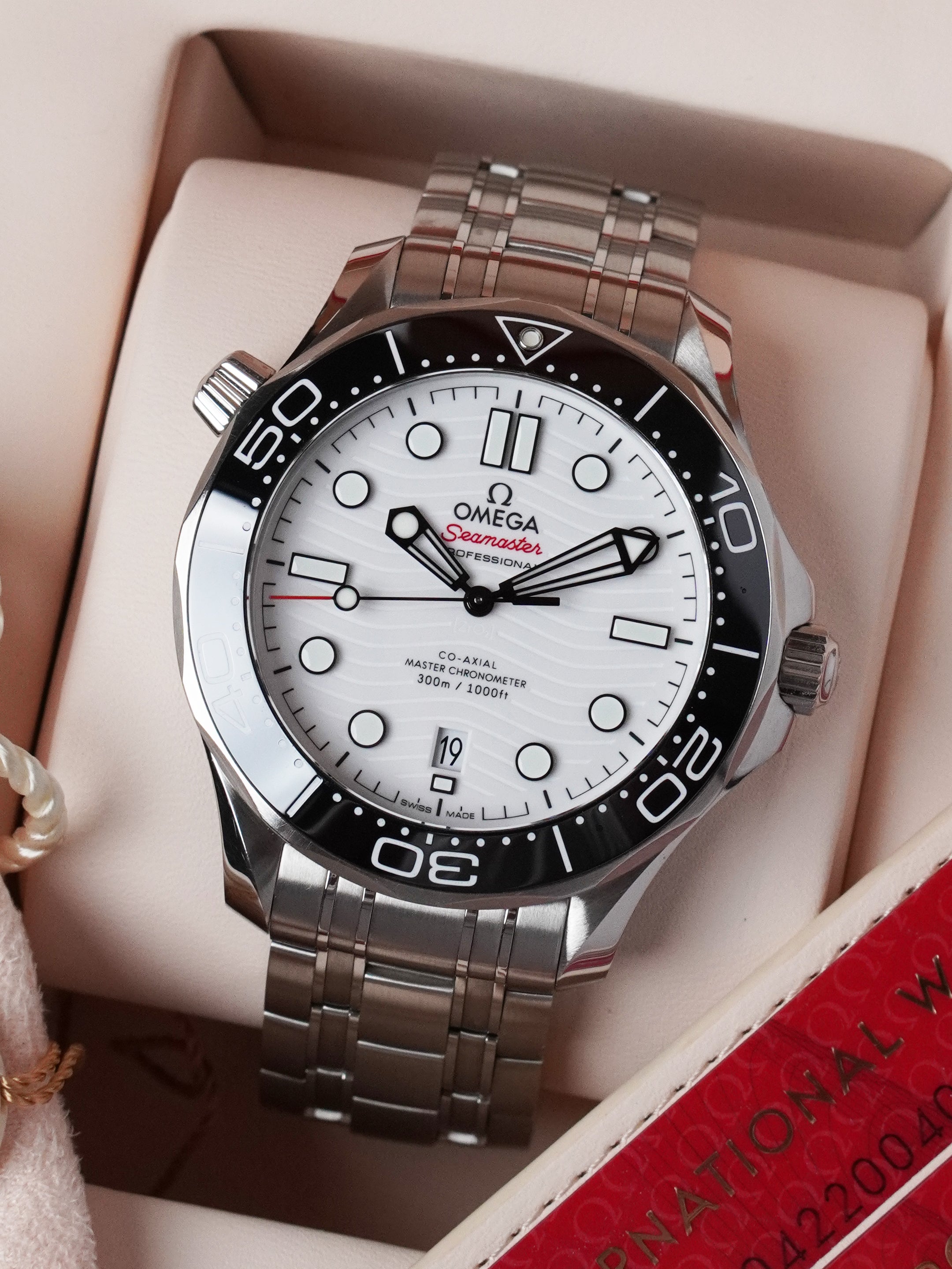 Omega Seamaster Diver 300M 210.30.42.20.04.001 - "The Great White", White Dial, Full Set (2022)