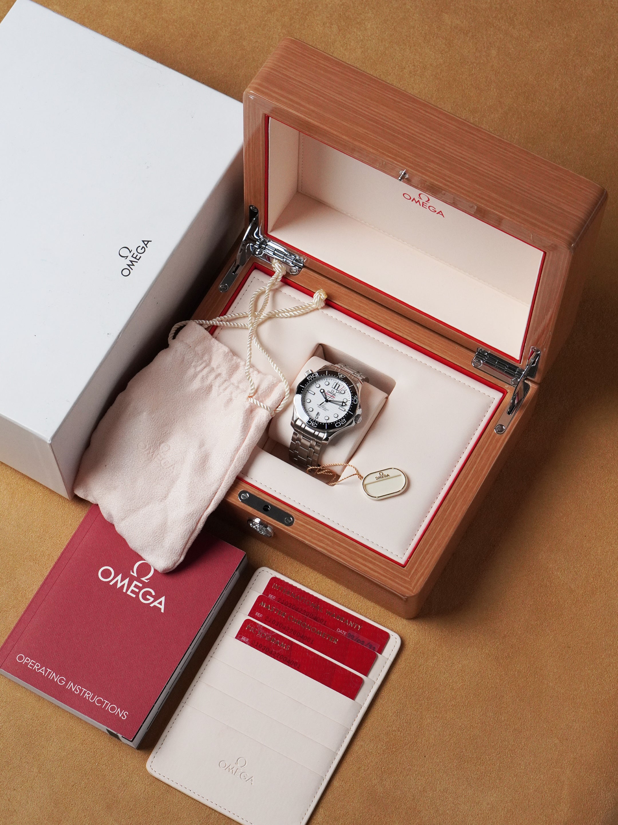 Omega Seamaster Diver 300M 210.30.42.20.04.001 - "The Great White", White Dial, Full Set (2022)