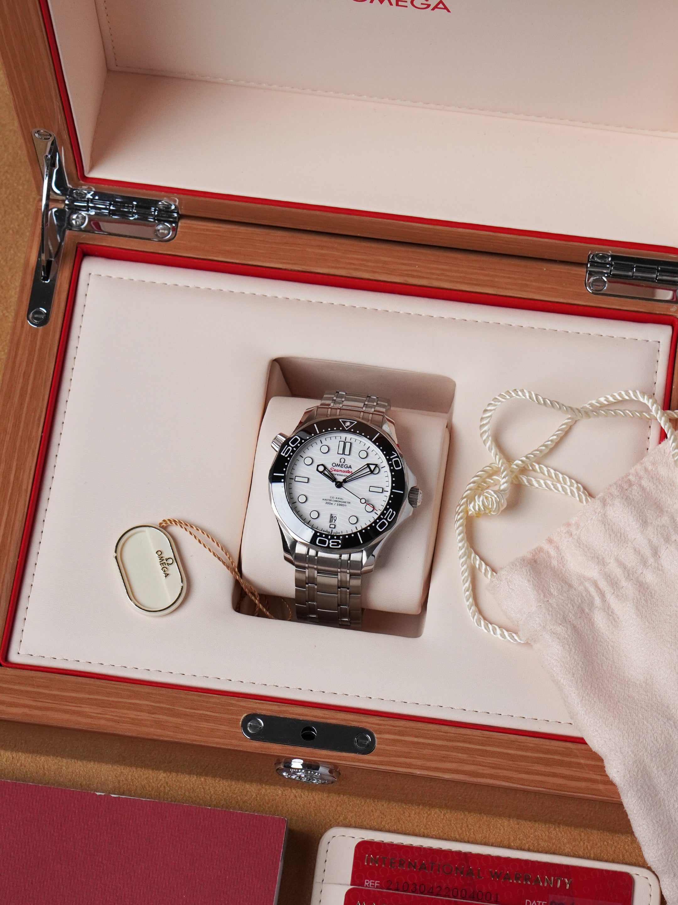 Omega Seamaster Diver 300M 210.30.42.20.04.001 - "The Great White", White Dial, Full Set (2022)