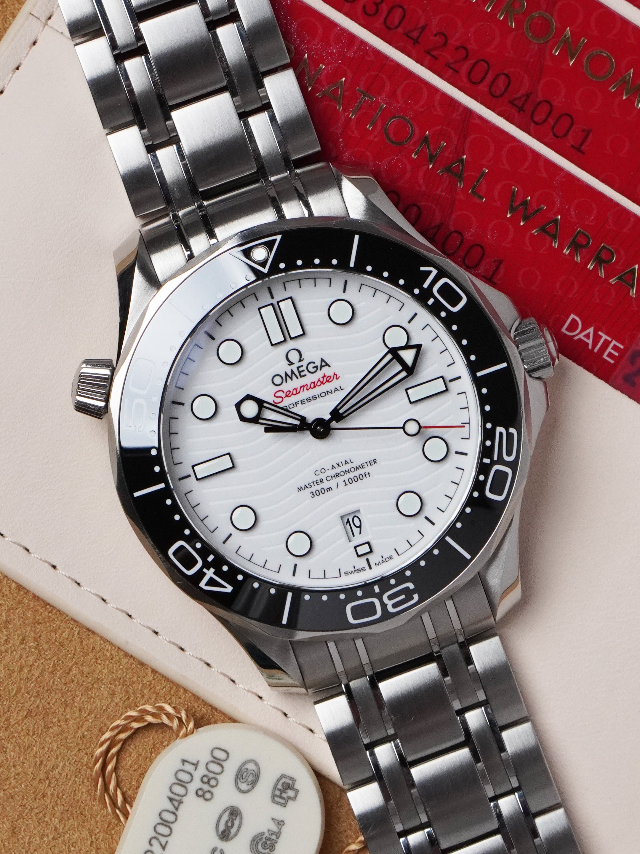 Omega Seamaster Diver 300M 210.30.42.20.04.001 - "The Great White", White Dial, Full Set (2022)