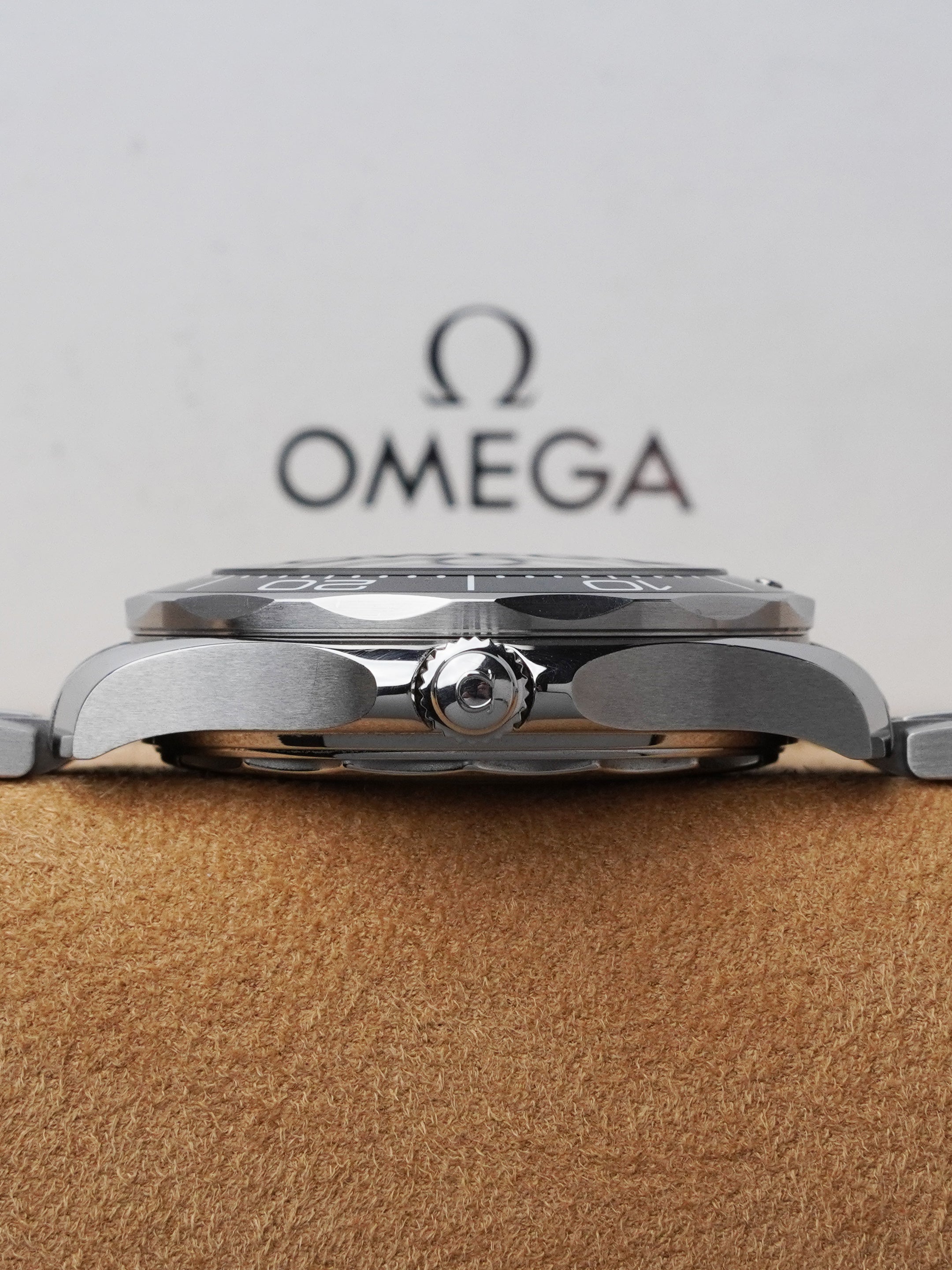 Omega Seamaster Diver 300M 210.30.42.20.04.001 - "The Great White", White Dial, Full Set (2022)